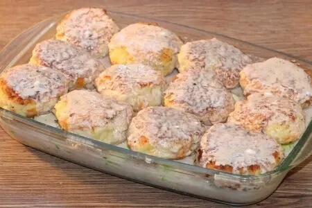Куриные котлеты на кабачковой подушке