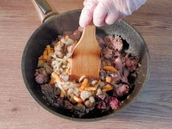 Куриная печень с грибами в соусе