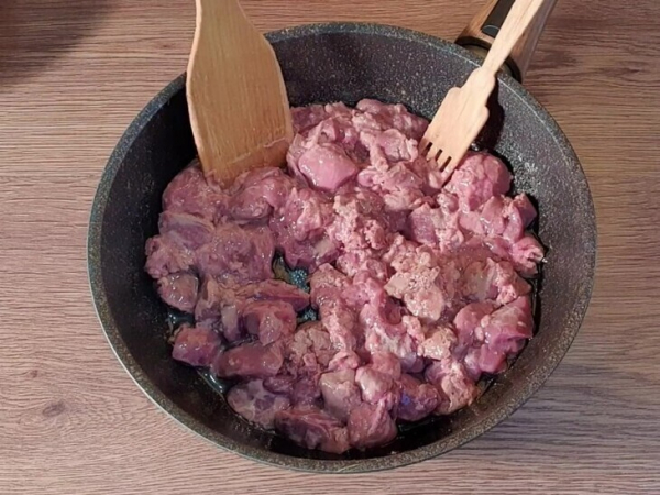 Куриная печень с грибами в соусе