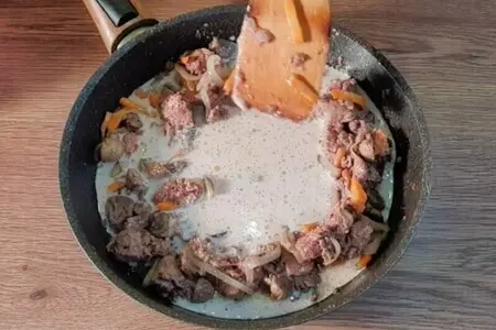 Куриная печень с грибами в соусе