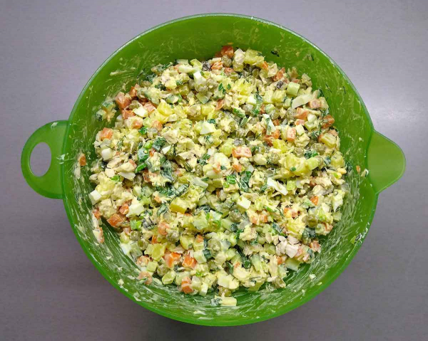Салат «Столичный» с курицей Салат «Столичный» с курицей