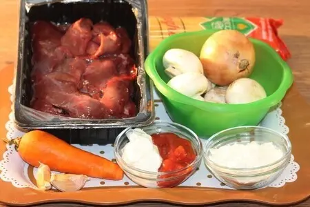 Куриная печень с грибами в соусе
