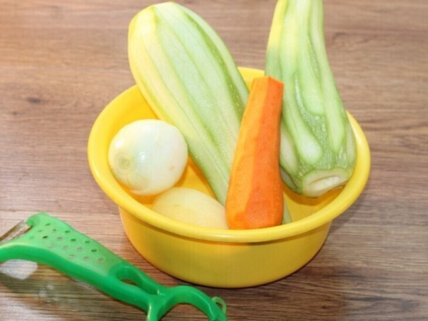 Куриные котлеты на кабачковой подушке