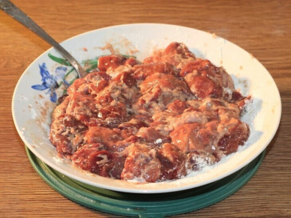 Куриная печень с грибами в соусе
