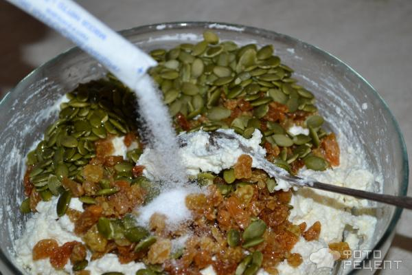 Рецепт: Запеканка творожно-фруктовая - С изюмом, тыквенными семечками и сиропом из смородины Рецепт: Запеканка творожно-фруктовая - С изюмом, тыквенными семечками и сиропом из смородины