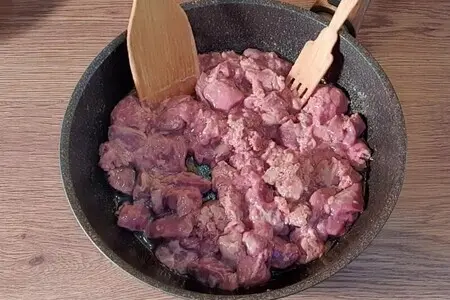 Куриная печень с грибами в соусе