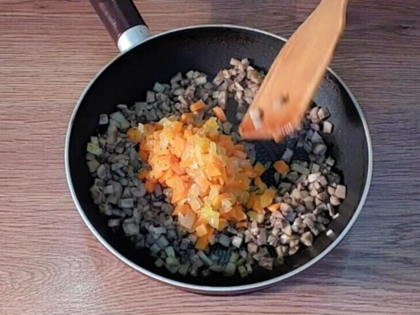 Мясные пенечки с грибами под соусом