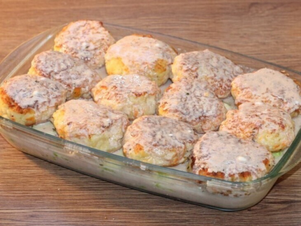 Куриные котлеты на кабачковой подушке