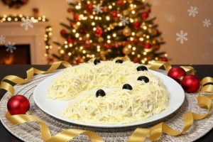 Невероятно вкусный салат «Подкова» на праздничный стол. Огненная лошадь будет довольна!