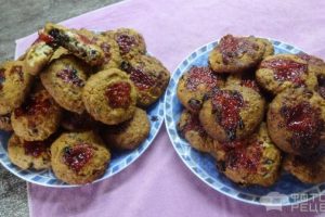 Рецепт: Овсяное печенье с орехами, изюмом и шоколадом — Очень вкусно и сытно.