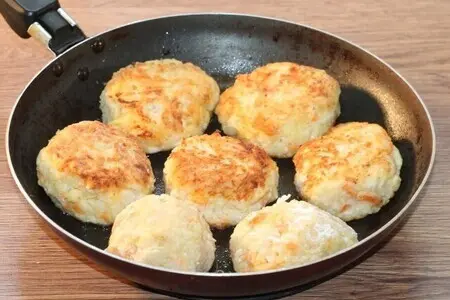 Куриные котлеты на кабачковой подушке