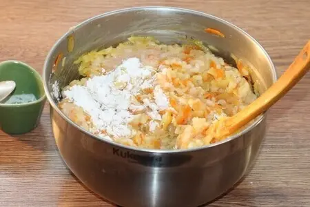 Куриные котлеты на кабачковой подушке