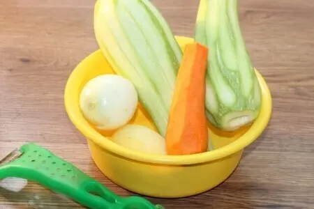Куриные котлеты на кабачковой подушке