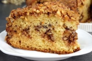 Самый частый пирог в моей духовке: готовится за мгновение, а вкус — как у шедеврального десерта. Рецепт внутри!