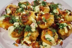 Молодой картофель под соусом карбонара