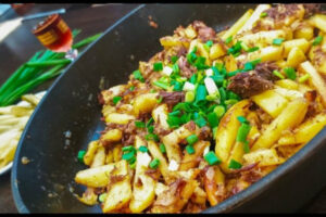 Жареная картошка с тушенкой и чесноком на сковороде