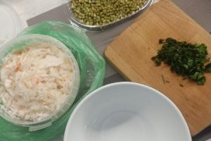Рецепт: Салат с квашеной капустой — Зимний быстрый салат с пророщенные машем