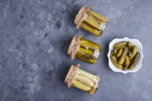 Консервированные соленые огурцы