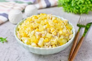 Салат с копченой курицей, ананасом, сыром и кукурузой