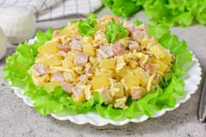 Салат с копчёной курицей и ананасами