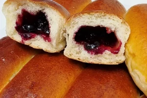 3 правила идеальной начинки: как приготовить сочные пирожки с замороженными ягодами, чтобы они не вытекли в духовке