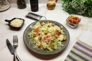 Салат с беконом и сухариками