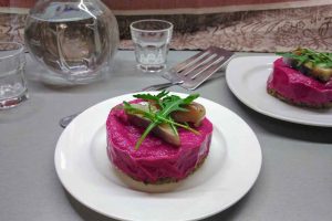 Закуска с селедкой и муссом из свеклы
