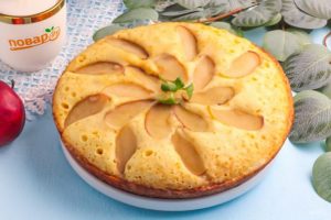 Шарлотка с яблоками на сковороде