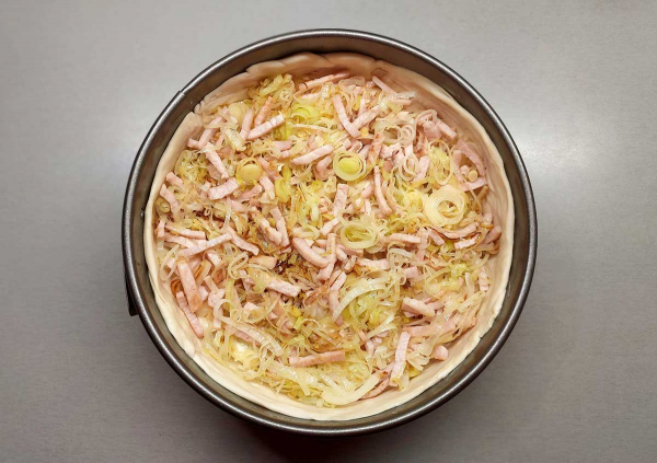 Пирог с ветчиной и сыром бри