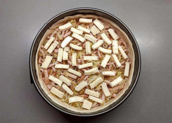 Пирог с ветчиной и сыром бри