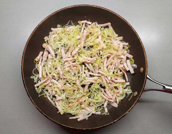 Пирог с ветчиной и сыром бри