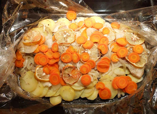 Рыба с овощами в духовке
