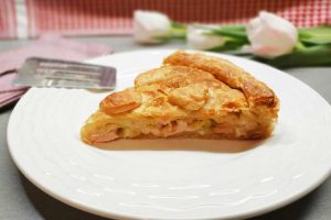 Пирог с ветчиной и сыром бри