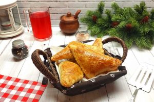 Слоеные пирожки с мясом
