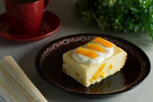 Творожная запеканка с курагой и белым шоколадом