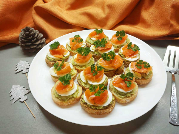 Бутерброды с семгой и авокадо