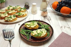 Брускетта с сыром и песто