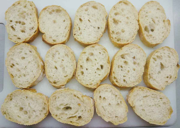 Брускетта с сыром и песто