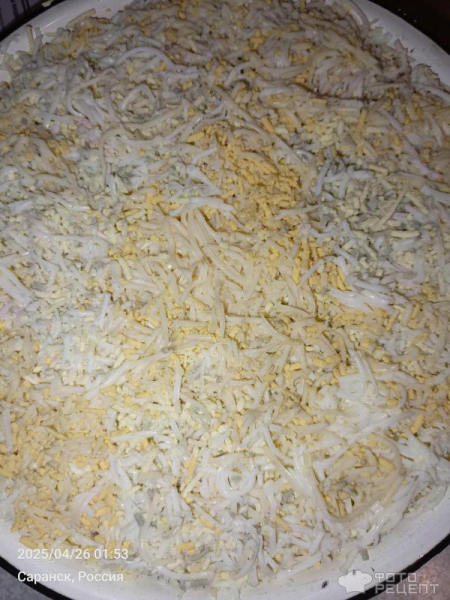 Рецепт: Салат "Слоеный с маринованными огурцами и шпротами" - С луково-морковной поджаркой Рецепт: Салат "Слоеный с маринованными огурцами и шпротами" - С луково-морковной поджаркой