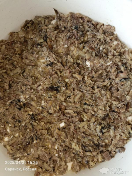 Рецепт: Салат "Слоеный с маринованными огурцами и шпротами" - С луково-морковной поджаркой Рецепт: Салат "Слоеный с маринованными огурцами и шпротами" - С луково-морковной поджаркой